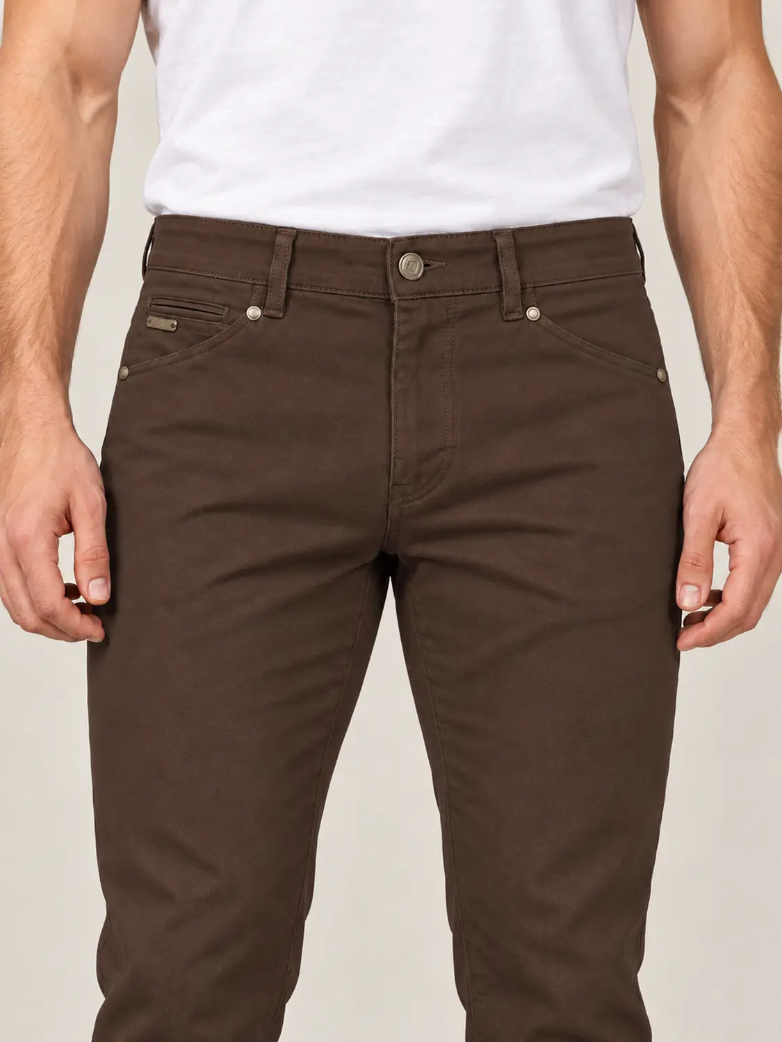 Men’s Brown Pigment-Dyed Stretch Slim Fit Denim-Pocket Chino Pants — view 7