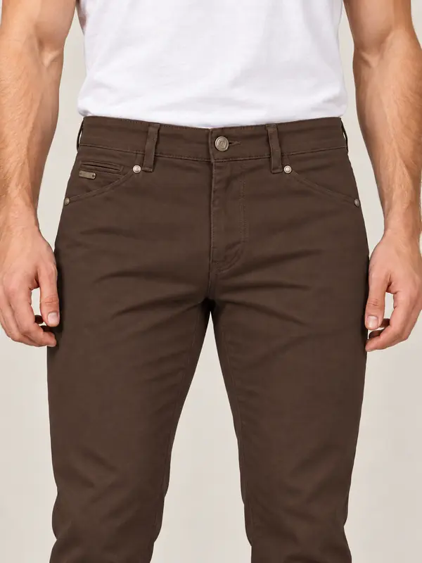 Men’s Brown Pigment-Dyed Stretch Slim Fit Denim-Pocket Chino Pants